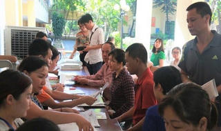Quay cuồng 'cân não' trong cơn lốc tuyển sinh năm 'vàng'