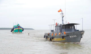 Bộ đội Biên phòng lao vào sóng dữ cứu người gặp nạn trên biển