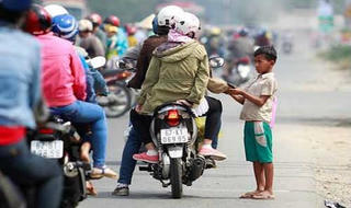 Bất chấp nắng cháy da, đám trẻ 'đóng chốt' xin tiền người đi đường