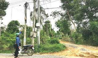 Đồng Nai: Trụ điện chằng chịt để phơi nắng, 60 hộ dân 30 năm thiếu điện