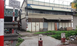 Đi xe máy qua đường sắt, cô dâu trẻ bị tàu cán tử vong