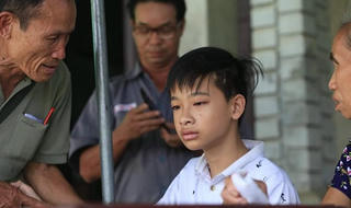 Con trai nạn nhân vụ cháy ở Đê La Thành thẫn thờ chờ mong phép màu đưa bố mẹ trở về