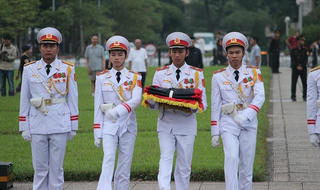 Trang trọng nghi thức treo cờ rủ tại Quảng trường Ba Đình