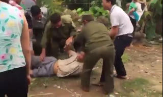 Trưởng công an xã cùng cấp dưới còng tay, kéo lê người dân rất phản cảm