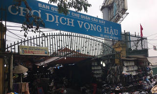 Hà Nội: Tiểu thương chợ Dịch Vọng Hậu cầu cứu vì chợ bị dẹp để xây tòa nhà cao tầng