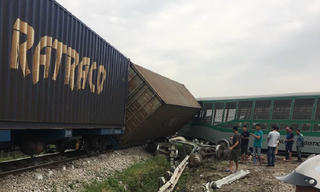 Tàu hỏa va chạm xe tải, 2 người gặp nạn