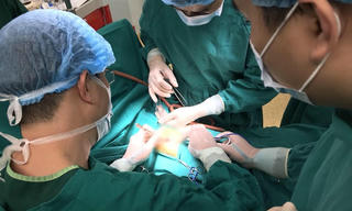 Phẫu thuật thành công cho bệnh nhi 4 tháng tuổi mắc thận phải đa nang