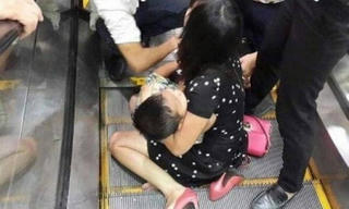 Cháu bé 3 tuổi bị dập nát chân phải khi đi thang cuốn trong trung tâm thương mại