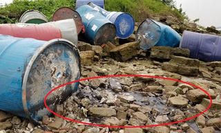 Điều tra vụ xe tải đổ cả chục thùng nghi chứa chất độc hại xuống sông Hồng