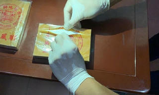 Phát hiện người phụ nữ giấu 2 bánh heroin trong người