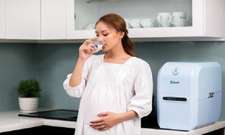 Nên dùng máy lọc nước hay nước đóng chai cho gia đình?