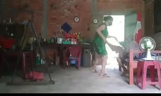 Đứa con đánh đập, đổ chất bẩn lên đầu mẹ già 80 tuổi lĩnh án