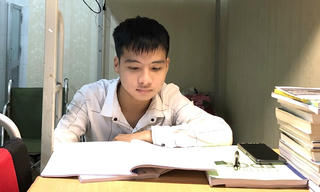 Cuộc sống mới của chàng trai được bạn 10 năm cõng tới trường...