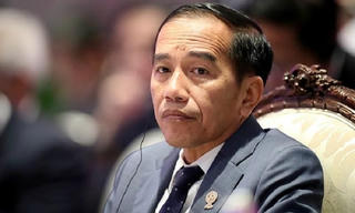 Tổng thống Indonesia Joko Widodo tiêm vắc-xin Covid-19 do Trung Quốc sản xuất