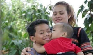 Những người con của núi  xóa bỏ lời nguyền “mẹ chết con phải chôn theo”