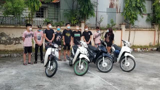 Xử phạt nhóm thanh niên lạng lách, đánh võng 'thông chốt' kiểm dịch