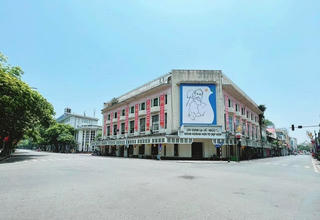 Hà Nội nắng nóng đỉnh điểm, có tuyến phố không ai lưu thông trên đường