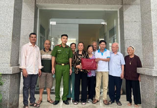 Công an xã kịp thời giữ lại cụ bà 72 tuổi mang 300 triệu đi 'giải quyết vụ việc'