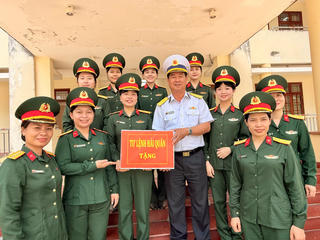 Những bông hoa xinh đẹp giữa thao trường nắng cháy