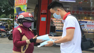 Tặng 6.500 khẩu trang y tế cho người dân, cán bộ y tế và bệnh nhân tại Phú Yên