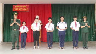 Hội Liên hiệp phụ nữ Bộ đội Biên phòng tỉnh Khánh Hòa đồng hành cùng học sinh nghèo vượt khó