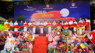 Mang Tết Trung thu đến với trẻ em huyện miền núi Khánh Vĩnh 
