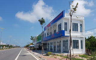 Phú Yên: Dân xây nhà trên hành lang đường bộ vào buổi tối nên chính quyền phường "bó tay"?