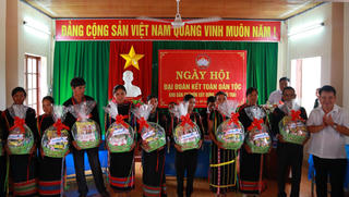 Đảng ủy Khối các cơ quan Trung ương tặng quà các gia đình chính sách ở Phú Yên