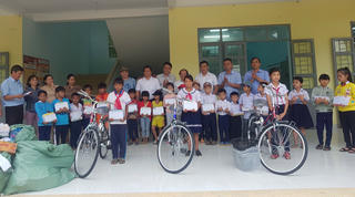 VPĐD báo Pháp luật Việt Nam tại Khánh Hòa và đối tác tặng quà cho học sinh huyện miền núi Đồng Xuân (Phú Yên)