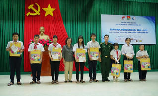 Trao học bổng Vừ A Dính cho học sinh là con của cán bộ, chiến sĩ Bộ đội Biên phòng tỉnh Khánh Hòa