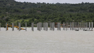 Phương tiện, máy móc thi công nhà máy điện mặt trời bị nhấn chìm trong lòng hồ Sông Trâu