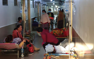 Hơn 80 công nhân bị ngộ độc sau bữa ăn trưa
