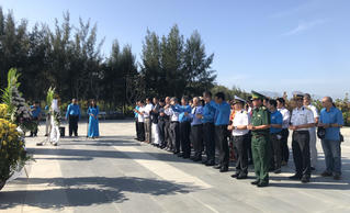 Dâng hương tưởng niệm 64 chiến sĩ hy sinh tại đảo Gạc Ma