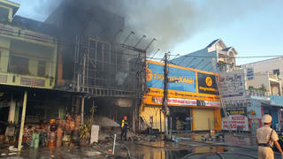 Lửa thiêu rụi tài sản Trung tâm điện máy ở Phú Yên 