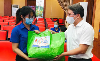 Khánh Hòa trao túi an sinh cho lực lượng chống dịch COVID-19 có hoàn cảnh khó khăn