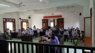 Hoãn xử vụ lộ đề thi công chức ở Phú Yên do vắng nhiều người tham gia tố tụng