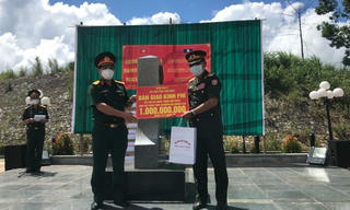 Bàn giao kinh phí hỗ trợ xây dựng công trình hữu nghị quân sự cho nước bạn Lào 