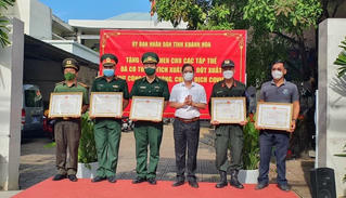 Chủ tịch Khánh Hòa tặng Bằng khen cho các tập thể xuất sắc trong phòng, chống dịch COVID-19