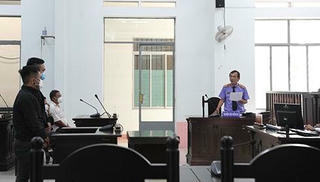 Dùng xăng đốt ki ốt của người kình cãi với vợ mình