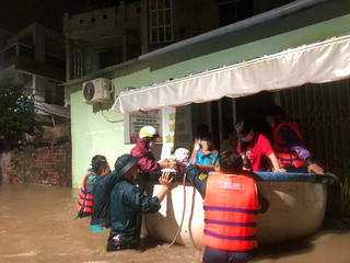 Phú Yên: người dân chạy lũ trong đêm do nước lũ lên nhanh