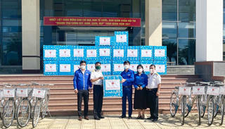 Tuổi trẻ Khánh Hòa tặng quà Tết cho chiến sĩ, nhân dân Trường Sa