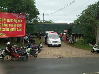 Bất cẩn băng qua đường sắt, người đàn ông bị tàu hỏa kéo lê hơn 100m