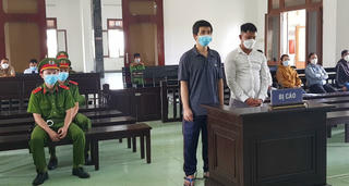 Mua bán súng và giả mạo giấy tờ, hai bị cáo lãnh 4 năm 6 tháng tù