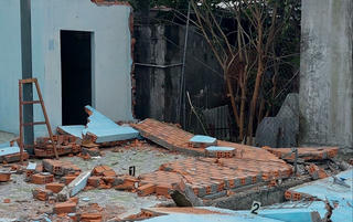 2 cha con bị tường đè tử vong trong lúc phụ người thân dỡ nhà