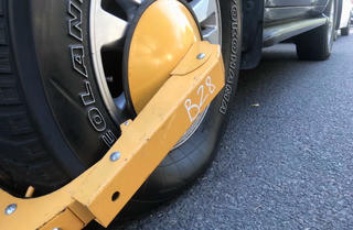 Chủ phương tiện bị cùm khóa bánh xe tại TP Nha Trang bức xúc vì xe bị hư hỏng