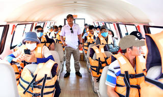 Người dân xã đảo Nhơn Châu được đi ca nô miễn phí vào đất liền 