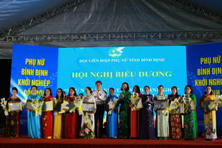 Bình Định biểu dương “Phụ nữ sản xuất, kinh doanh giỏi” và phát động chương trình Phụ nữ khởi nghiệp xanh