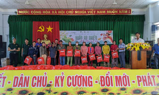 Trao 258 suất quà Tết cho các hộ nghèo, cận nghèo ở Bình Định