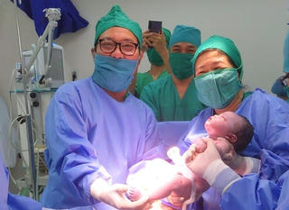 Nam bác sĩ mang hạnh phúc đến với những gia đình hiếm muộn