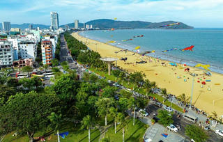 Hàng trăm con diều 'khủng' bay lượn ở phố biển Quy Nhơn